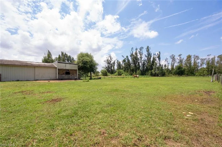 View of yard featuring an outdoor structure