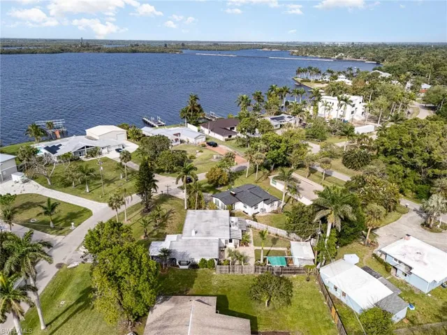 Bird's eye view featuring a residential view and a water view
