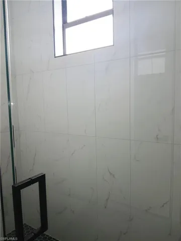 Room details with a tile shower