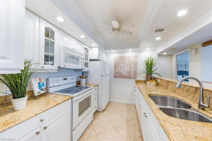 555  Park Shore  DR, Naples, FL 34103