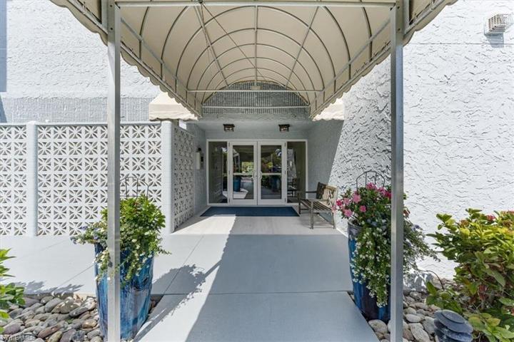 555  Park Shore  DR, Naples, FL 34103