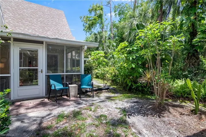 Lush tropical surroundings give this unit plenty of privacy.