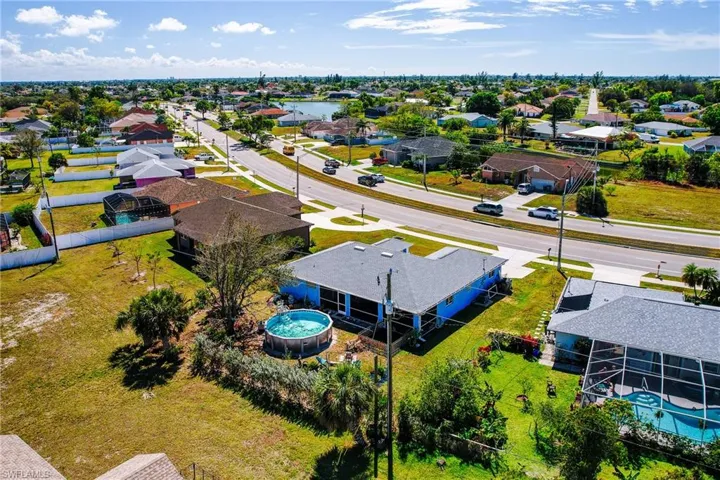 Birds eye view of property featuring a residential view