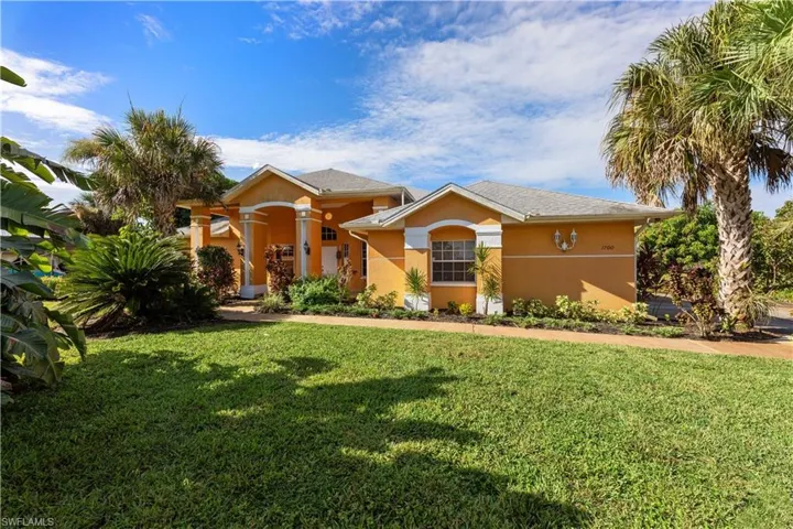 View of front of house featuring a front yard