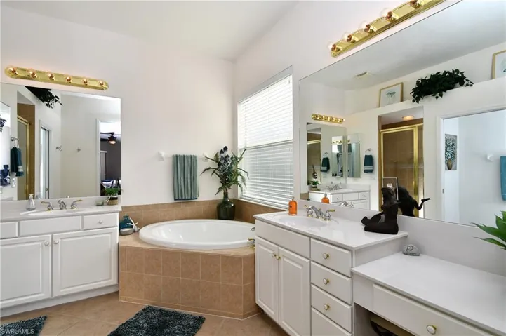Dual sinks, makeup table counter, garden tub
