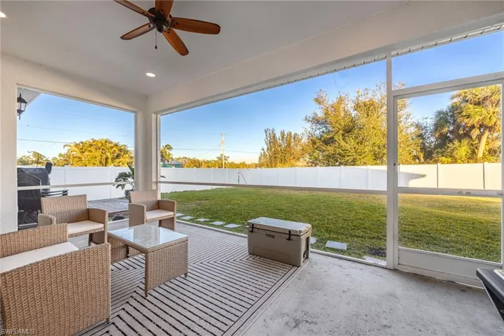 Sunroom / solarium with ceiling fan