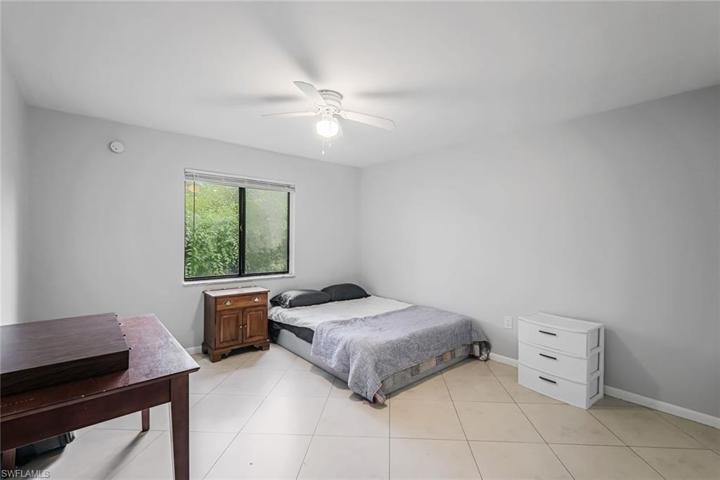 Guest bedroom.