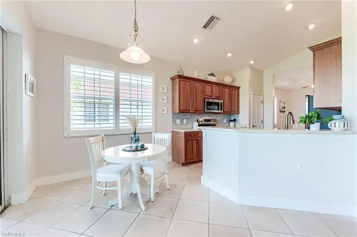 Casual dining area and a breakfast bar