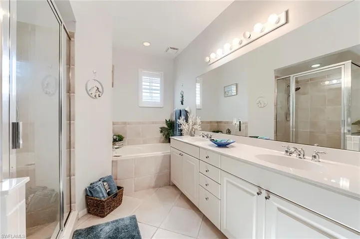 Primary bath with dual sinks, soaker tub and shower