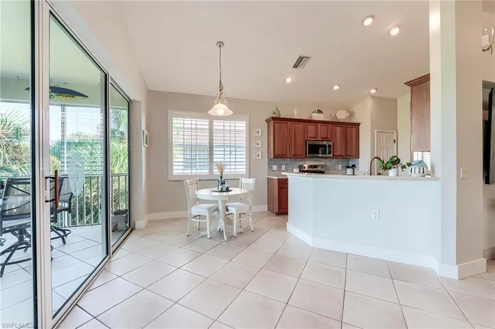 Casual dining area and a breakfast bar