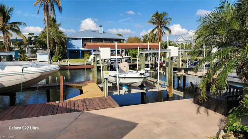 2-way Gulf Access and a very nice canal!