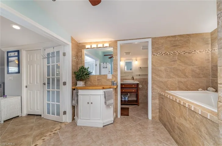 Compartmentalized Master Bath!