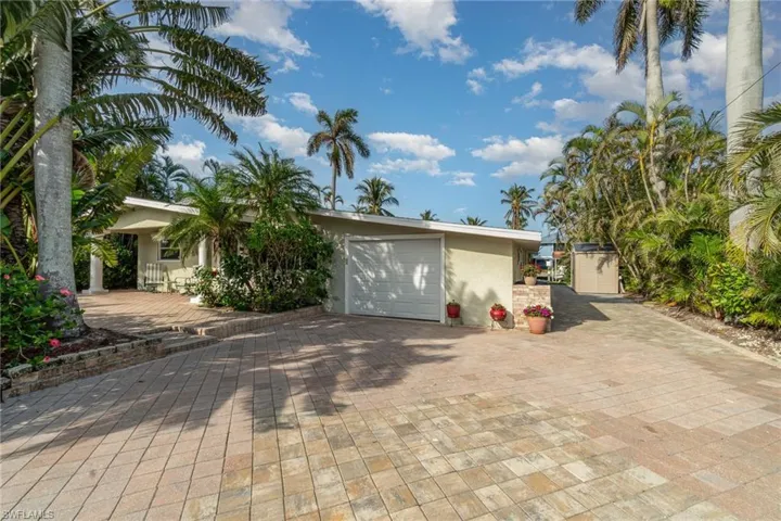 Cute 3/2 Bungalow, Move-in Ready! Extra parking & trailer storage!