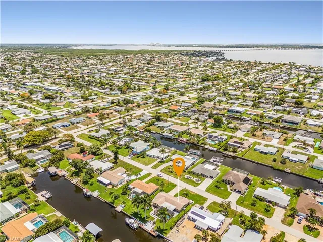 Super Riverfront neighborhood with walking paths to the river
