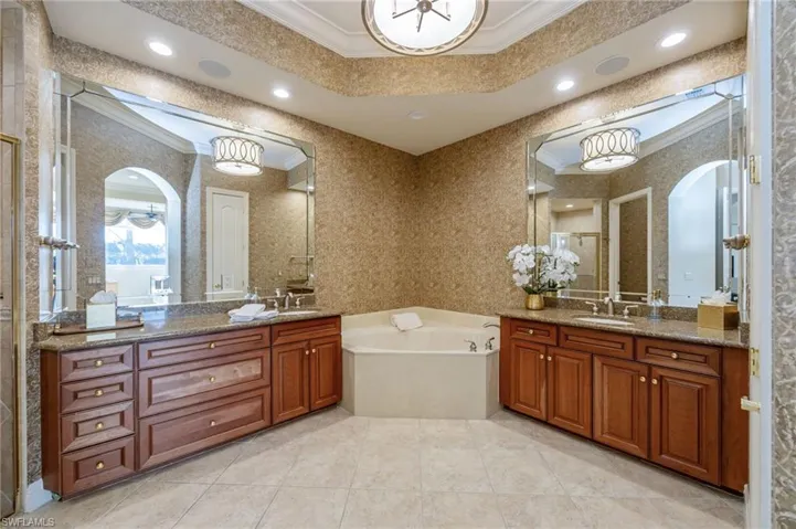 En-suite owner's bathroom