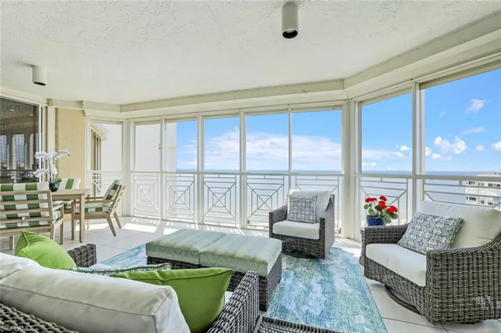 Large Beach-front Lanai