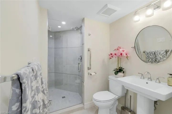 Full en-suite bath in the Den