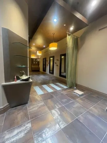 Lobby featuring decorative light & Desk
