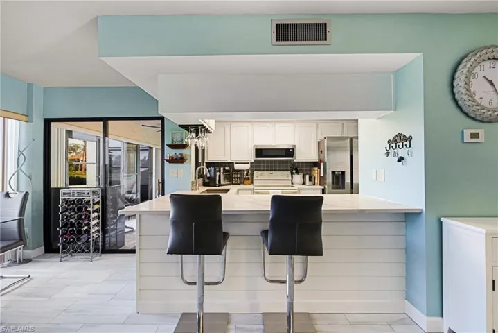BREAKFAST BAR