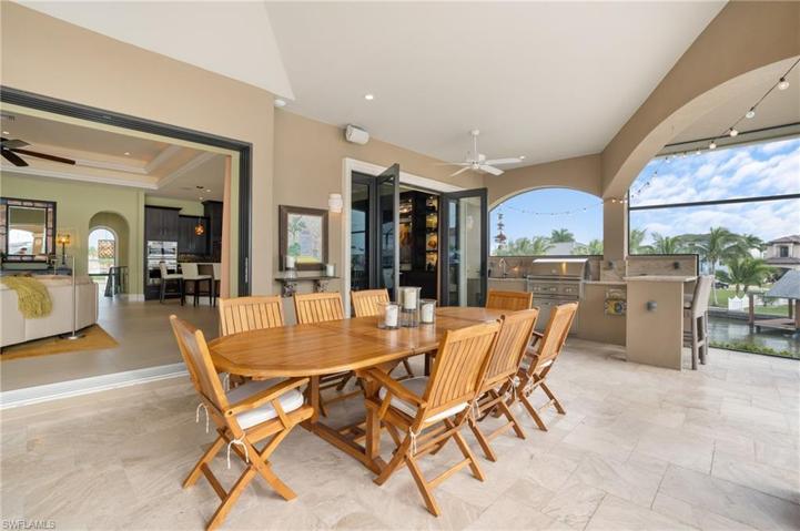Outdoor Kitchen and Bar