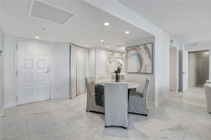 4651 Gulf Shore Blvd - Dining area off the living room