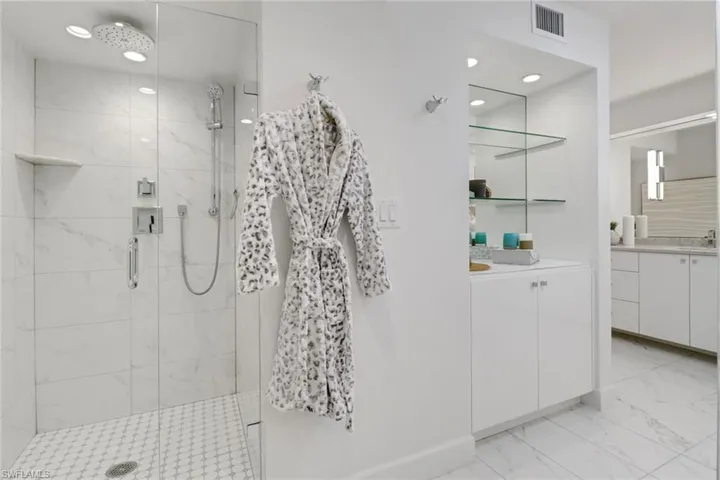 4651 Gulf Shore Blvd 806 - Separate Shower