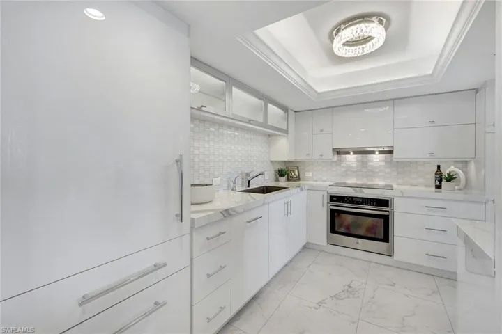4651 Gulf Shore Blvd 806 - Updated Kitchen with Induction Cooktop and Convection Oven