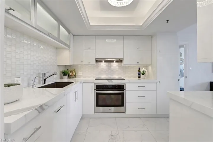4651 Gulf Shore Blvd 806 - Kitchen