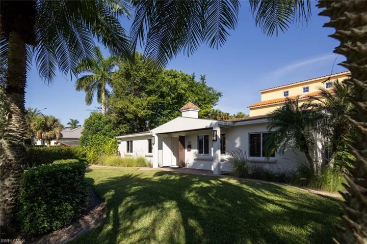 View of front of home featuring a front yard