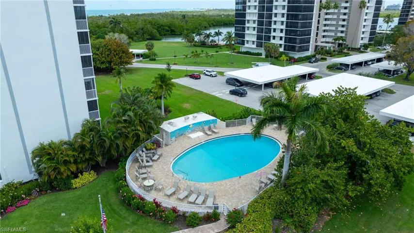 5 Bluebill at Vanderbilt Towers has its own private pool — not all buildings on this peninsula do. Exclusively for residents and guests.