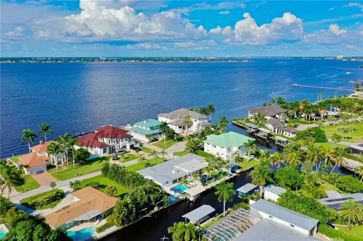 Minutes to the Caloosahatchee and Gulf