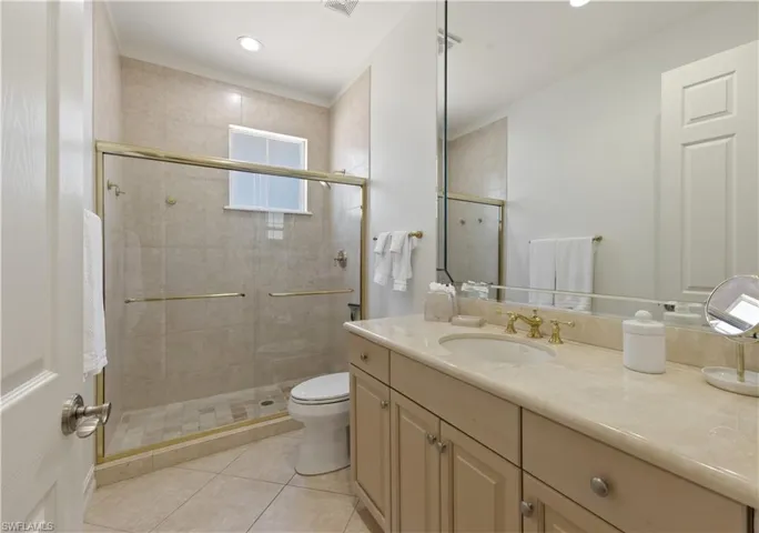 Guest full bath.