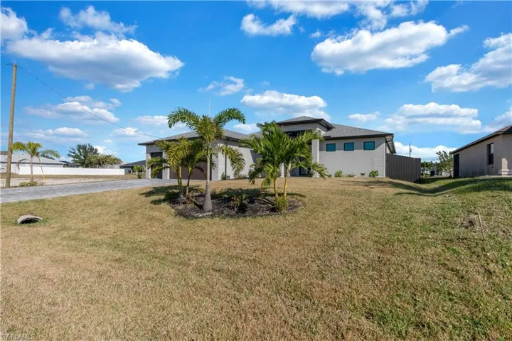 View of front facade featuring a front lawn