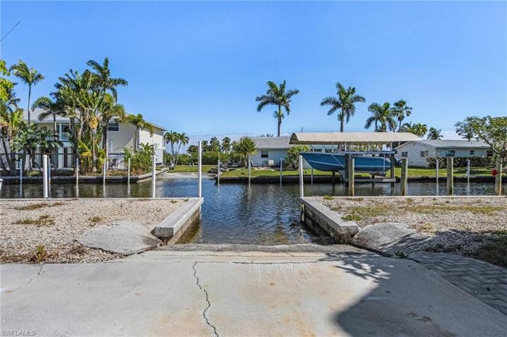 Extra lot (included) with boat ramp.