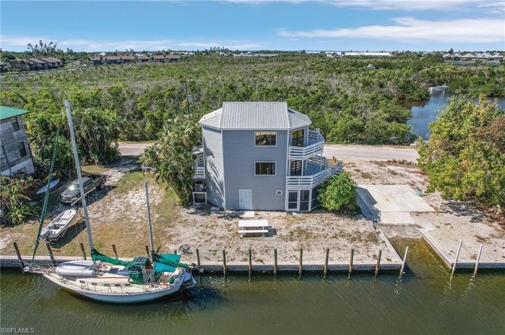 100' Wide lot with boat ramp.
