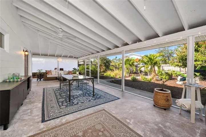 Sunroom / solarium with vaulted ceiling