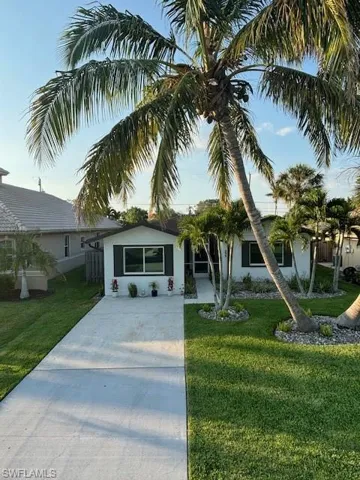 View of front of property featuring a front yard