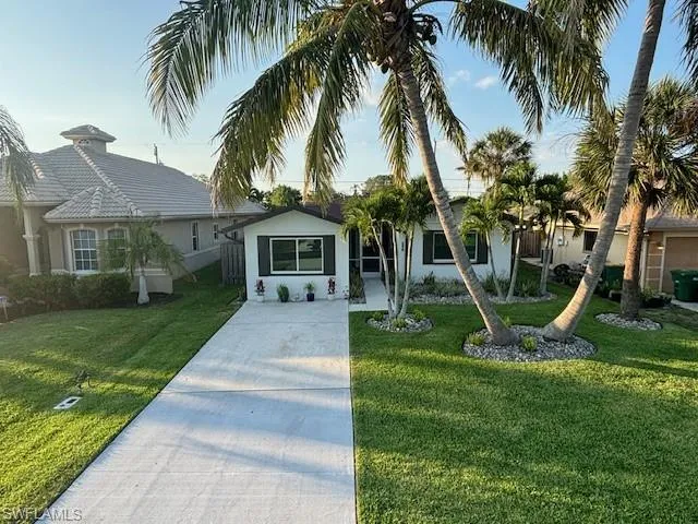 View of front facade featuring a front yard