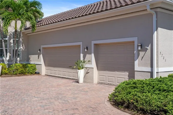 Side load 3 car garage