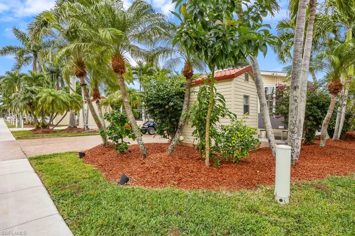 View of front facade featuring driveway