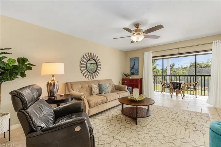 LR with a wonderful Lanai.