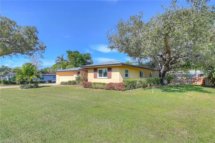 Ranch-style house featuring a front yard