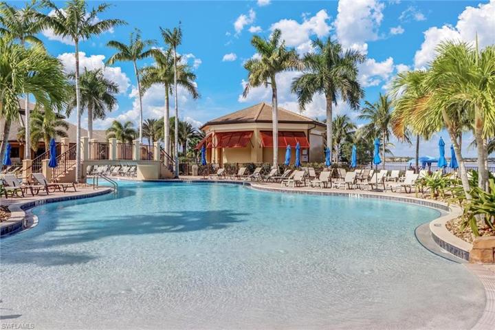 Zero entry community pool