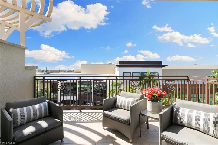 Balcony featuring an outdoor lounge area