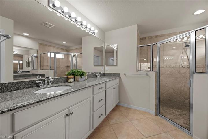 Master bath w/dual sinks