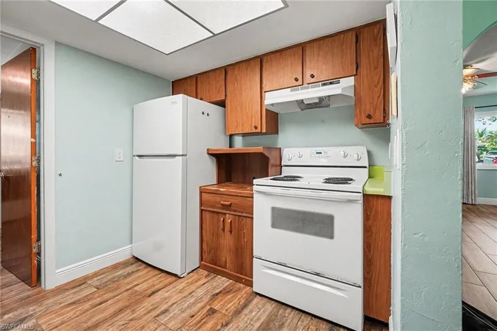 Self cleaning oven and a fridge/freezer + more cabinets!