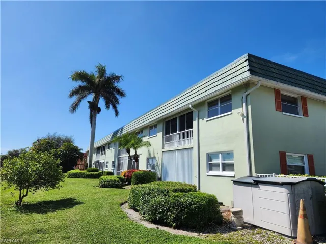 300  Valley Stream  DR, Naples, FL 34113