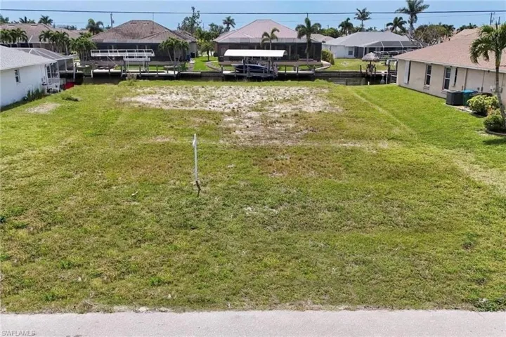 View of grassy yard featuring a residential view