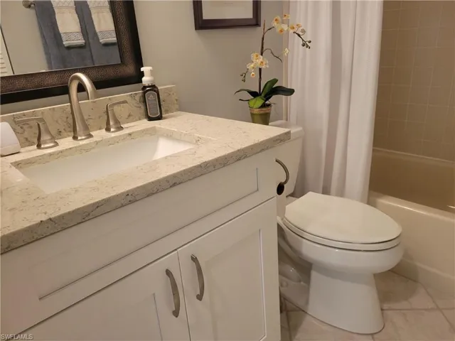 Guest bath with tub and shower