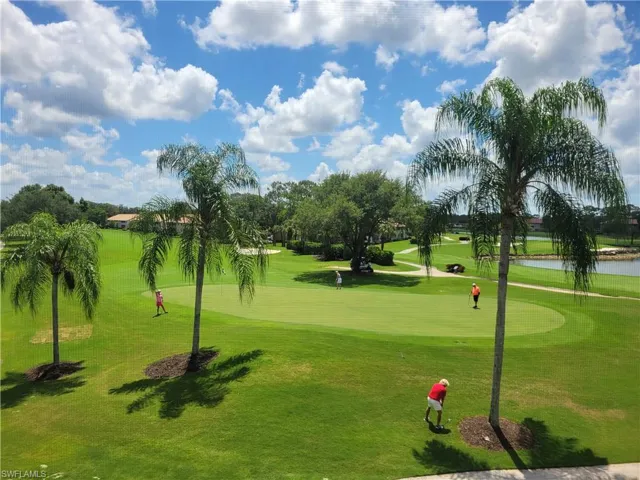 Watch the golferw from your lanai.
